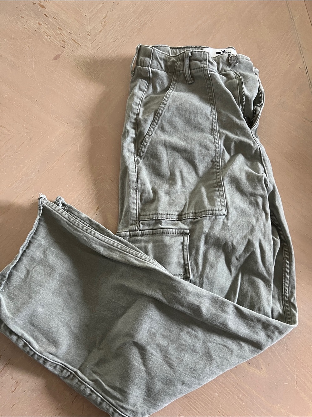 Hollister Straight-Leg Cargo Pants in Sage Green